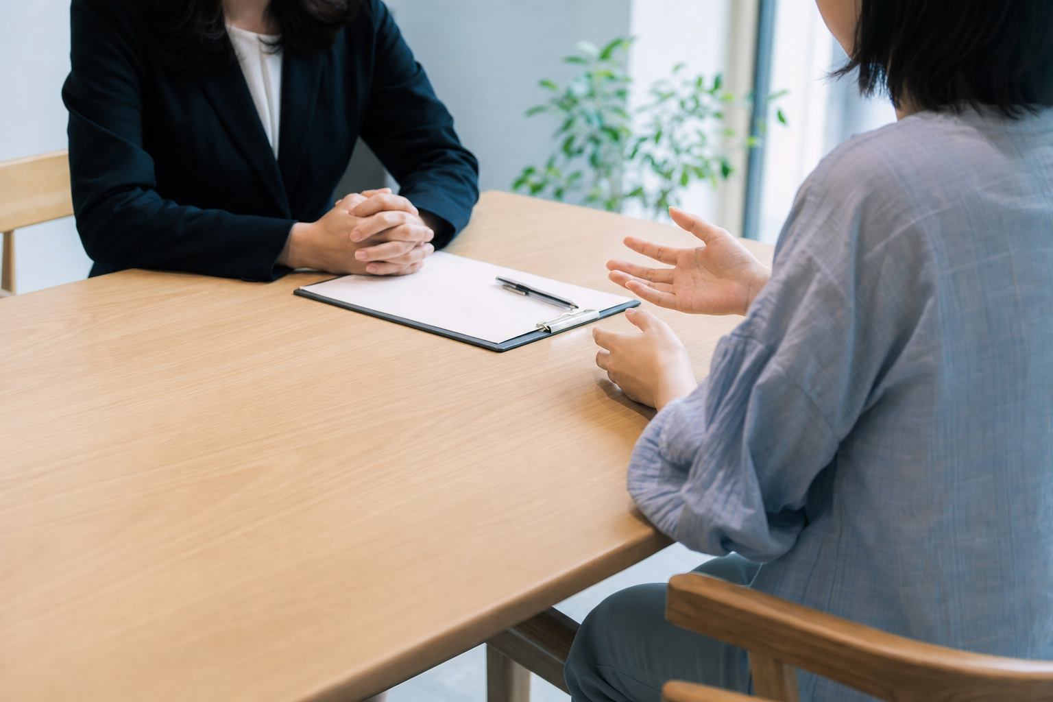 落ち着いた相談室で、話をていねいに聞いてもらう様子